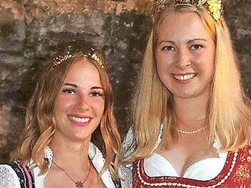 Gina Zapf (links) bleibt Kronachs Weinkönigin. Mit ihr freut sich Rhodts Weinprinzessin Luisa I.  Foto: h. Schülein