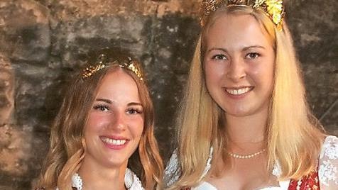 Gina Zapf (links) bleibt Kronachs Weinkönigin. Mit ihr freut sich Rhodts Weinprinzessin Luisa I.  Foto: h. Schülein