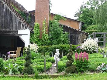 Neben einem Gemüsegarten und einer Streuobstwiese hat Renate Rottmann in Oberschleichach auch eine kleine, barock anmutende Fläche angelegt.  Foto: Sabine Weinbeer