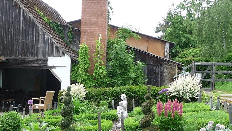 Neben einem Gemüsegarten und einer Streuobstwiese hat Renate Rottmann in Oberschleichach auch eine kleine, barock anmutende Fläche angelegt.  Foto: Sabine Weinbeer