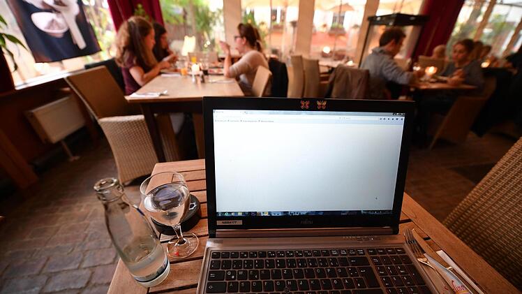 Im Ausland längst  eine Selbstverständlichkeit: Freier Internetzugang in Restaurants und Kneipen wie hier im Bamberger Salino.  Ronald RInkelf