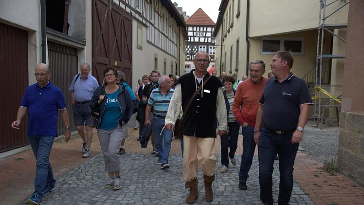 Beim Rundgang mit Kreishandwerkermeister Jens Beland und Stadtführer Wolfgang Pfister (von rechts) erfuhren die zahlreichen Gäste Details über die verschiedenen Handwerksbetriebe und Berufsbilder. Foto: Bettina Knauth