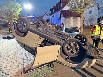Der Wagen der Unfallverursacherin landete in Heroldsbach auf dem Dach. Foto: News5/Herse