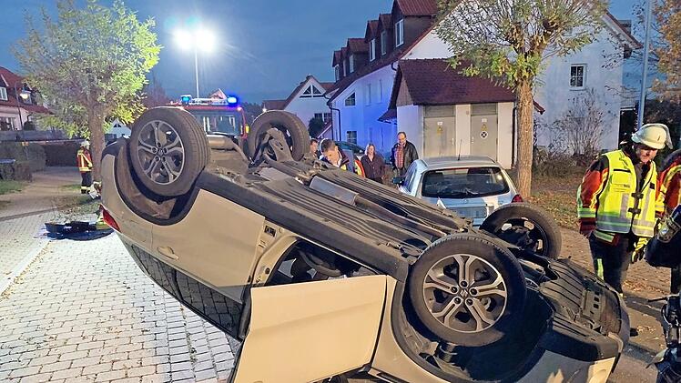 Der Wagen der Unfallverursacherin landete in Heroldsbach auf dem Dach. Foto: News5/Herse