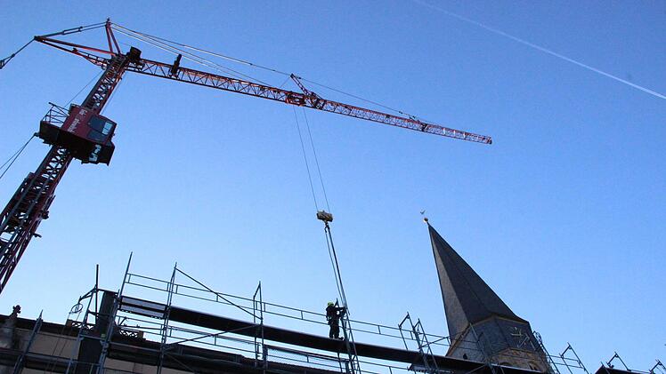 Die Sanierung des Kirchendaches ist beendet. Das Gerüst an der Stadtpfarrkirche wird abgebaut.Heike Beudert