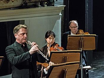 Bernhard Forster- Solo-Oboist des Landestheaters, beeindruckte mit Bohuslav Martinus Oboenkonzert.Foto: Jochen Berger