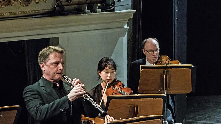 Bernhard Forster- Solo-Oboist des Landestheaters, beeindruckte mit Bohuslav Martinus Oboenkonzert.Foto: Jochen Berger
