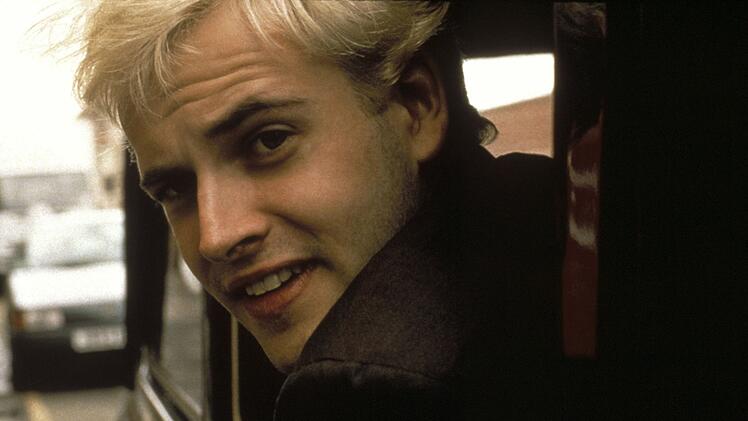 Sick Boy machte seinem Namen in "Trainspotting" alle Ehre - auch weil er seinen Kumpels mit seinem st&auml;ndigen James-Bond-Gequatsche "krank" macht. Durch die Rolle des drogenabh&auml;ngigen Vielschw&auml;tzers wurde auch Jonny Lee Miller zum Star.