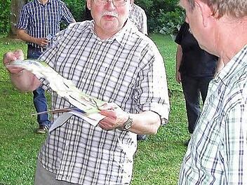 Urkunde und Präsent für ein halbes Jahrhundert Mitgliedschaft im LBV übergibt Gerold Schlosser (links) an den Vorsitzenden des Obst- und Gartenbauverein Gestungshausen. Foto: Klaus Oelzner