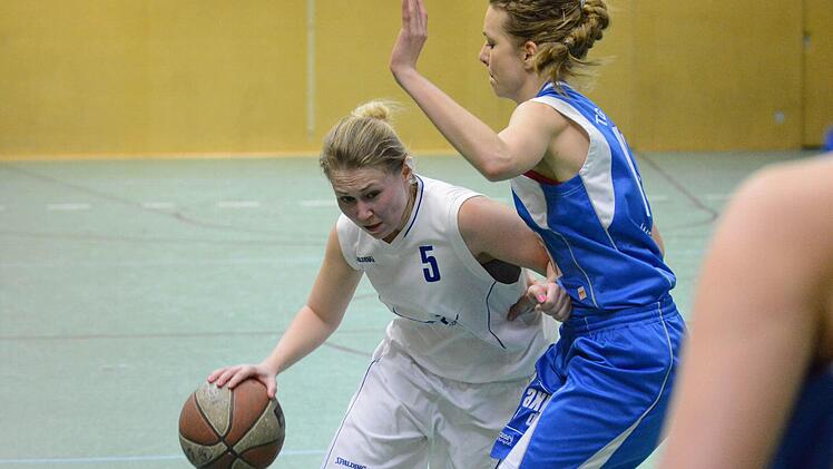 Alles unter Kontrolle: Jana Katzenberger (links) von der SG Oerlenbach/Ebenhausen hält ihre Würzburger Kontrahentin auf Distanz.  Foto: ssp