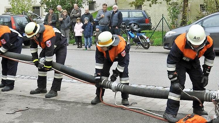 Hand in Hand muss es im Ernstfall gehen, wenn die Feuerwehr zum Löscheinsatz gerufen wird. Bei der Leistungsprüfung bewiesen die Weisbrunner Wehrleute, dass das bei ihnen bestens funktioniert.  Fotos: sw