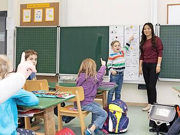 Eifrig dabei: Die Schüler der Klasse 1a bekommen von Tuyatsetseg Noov eine Einführung in die mongolische Sprache. Foto: Björn Hein