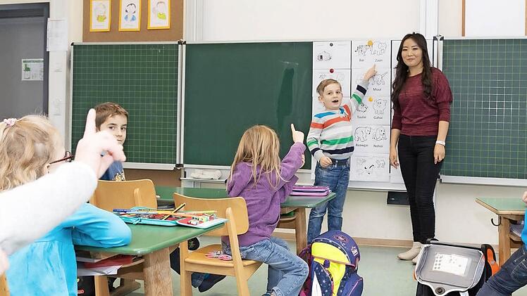 Eifrig dabei: Die Schüler der Klasse 1a bekommen von Tuyatsetseg Noov eine Einführung in die mongolische Sprache. Foto: Björn Hein