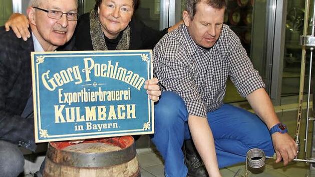 &Uuml;ber Kleinbrauereien in Kulmbach wird Bernd Winkler in einem Vortrag im Brauereimuseum informieren. Dabei zapft Braumeister Robert Boser (rechts) das erste Fass des Gartenweizens an. Auf die Veranstaltung freut sich schon die Gesch&auml;ftsf&uuml;hrerin des Brauereimuseums, Sigrid Daum. Foto: Jessica Rus