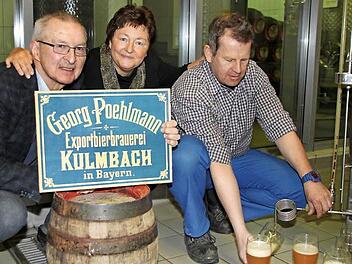 Über Kleinbrauereien in Kulmbach wird Bernd Winkler in einem Vortrag im Brauereimuseum informieren. Dabei zapft Braumeister Robert Boser (rechts) das erste Fass des Gartenweizens an. Auf die Veranstaltung freut sich schon die Geschäftsführerin des Brauereimuseums, Sigrid Daum. Foto: Jessica Rus