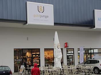 Die neue Goldjunge-Filiale im Höchstadter Aischpark-Center wird von den Kunden gut angenommen. Ob das Bäckereigeschäft mit Café bleibt, steht noch nicht fest.  Foto: Andreas Dorsch