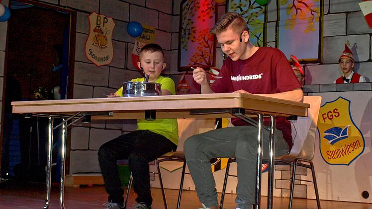 Pascal Ströhlein (rechts) und Max Smettane beim Sketch  als Vater und SohnSusanne Deuerling