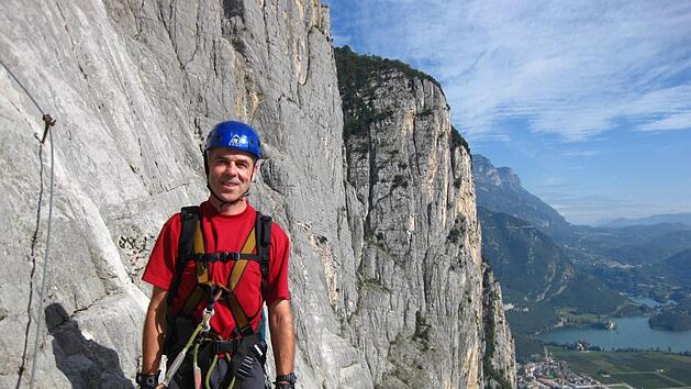 Durch die senkrechten Felswände des Monte Casale in den Gardaseebergen (Trentino) führt der Klettersteig "Che Guevara", benannt nach dem kubanischen Revolutionär. Harald Fischer hat daran gearbeitet, sich an Tiefblicke zu gewöhnen. Foto: Susanne Fischer