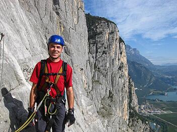 Durch die senkrechten Felswände des Monte Casale in den Gardaseebergen (Trentino) führt der Klettersteig "Che Guevara", benannt nach dem kubanischen Revolutionär. Harald Fischer hat daran gearbeitet, sich an Tiefblicke zu gewöhnen. Foto: Susanne Fischer