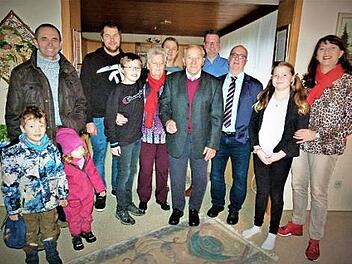 Bei bester Gesundheit konnte Erwin Beschnitt seinen 85. Geburtstag feiern. Unser Bild zeigt Erwin Beschnitt (Mitte) mit seiner Lebenspartnerin Käthe Hoppert (links neben ihm), seinen Enkeln Mina und Franz sowie Tochter Sabine (rechts) und Schwiegersohn Jens Knarr und weiteren Gratulanten.  Foto: Werner Reißaus