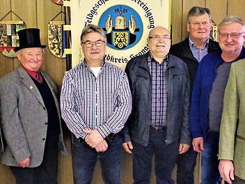 Im Stockheimer Rathaus wurden drei neue Feldgeschworene vereidigt. Von links: Bürgermeister Rainer Detsch, Standartenträger Georg Ziegler, Dietmar Renk, Reinhard Berberich, Georg Pabstmann, Manfred Müller sowie Vorsitzender Baptist Vetter. Foto: Gerd Fleischmann