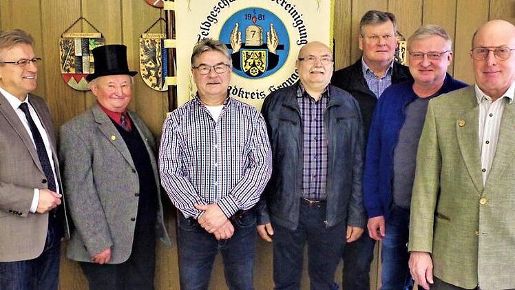 Im Stockheimer Rathaus wurden drei neue Feldgeschworene vereidigt. Von links: Bürgermeister Rainer Detsch, Standartenträger Georg Ziegler, Dietmar Renk, Reinhard Berberich, Georg Pabstmann, Manfred Müller sowie Vorsitzender Baptist Vetter. Foto: Gerd Fleischmann