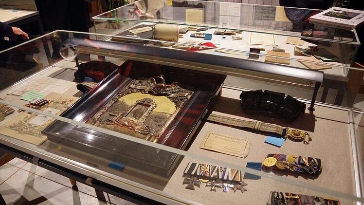 Viele Ausstellungsstücke wurden aus Friesener Haushalten beigesteuert. Zum Beispiel Orden, Uniformteile und Schriftstücke aus der Zeit des KriegesHeike Schülein