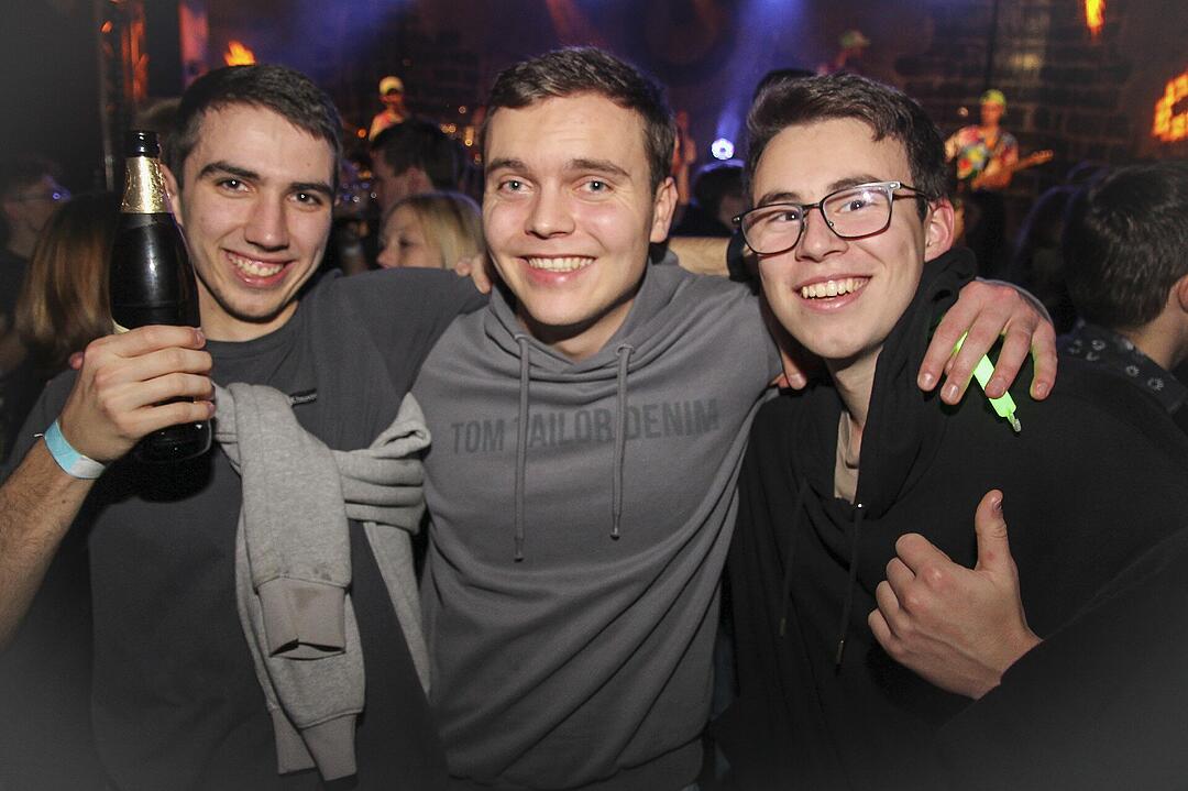 Die Partyband "Power" heizte ordentlich ein.
