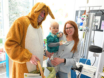 Erlangen: Osterhasen besuchen Kinderklinik