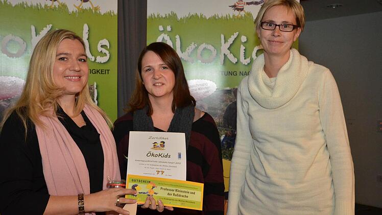 Übergabe der Auszeichnung "ÖkoKids" durch Staatssekretärin Melanie Huml an Kindergartenleiterin Christina Wolf und Erzieherin Marisa Herbert vom Kindergarten Oberelsbach. Beide Erzieherinnen leiteten das Projekt.Foto: Bayerisches Staatsministerium für Umwelt und Gesundheit