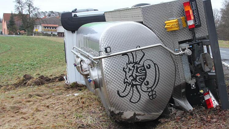 Gegen die Fahrtrichtung landet der Tanklaster im Graben, wo aus dem hinter Deckel die Milch in den Straßengraben tröpfelte.