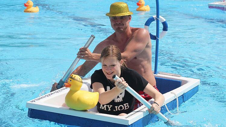 Die blaue Titanic ging nicht unter - und landete als erstes im Ziel. Aber das Team kennt sich mit Paddeln aus