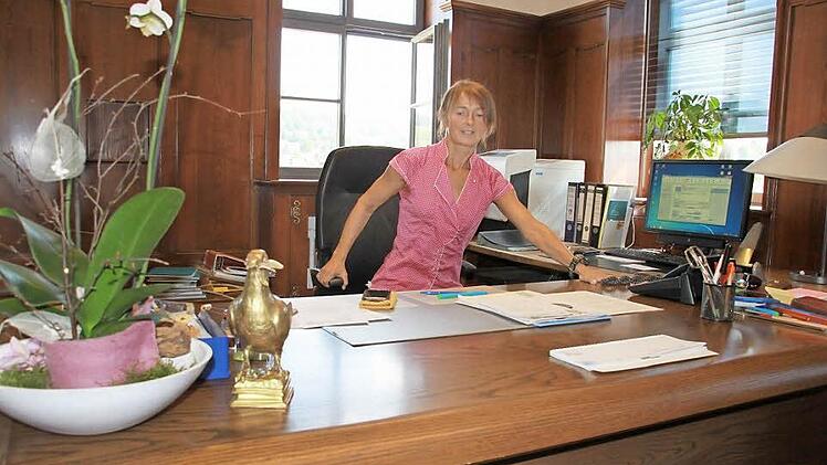 Noch schnell ein Telefonat per Freisprecheinrichtung entgegennehmen, dann zieht es Bürgermeisterin Christine Frieß schon wieder fort von ihrem Schreibtisch im Rathaus. In den ersten 100 Tagen im Amt war sie viel unterwegs. Fotos: Ramona Popp