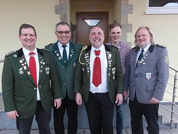 Neues Ehremitglied der Schützengilde ist Dieter Dittrich (Mitte) es gratulierten v. li. Schützenmeister Michael Wimmel, Schützenmeister des Patenvereins Wolfgang Purretat, sein Nachfolger 2. Schützenmeister Sandro Schmitt und Gauschützenmeister Michael Groß.  Foto: Wimmel