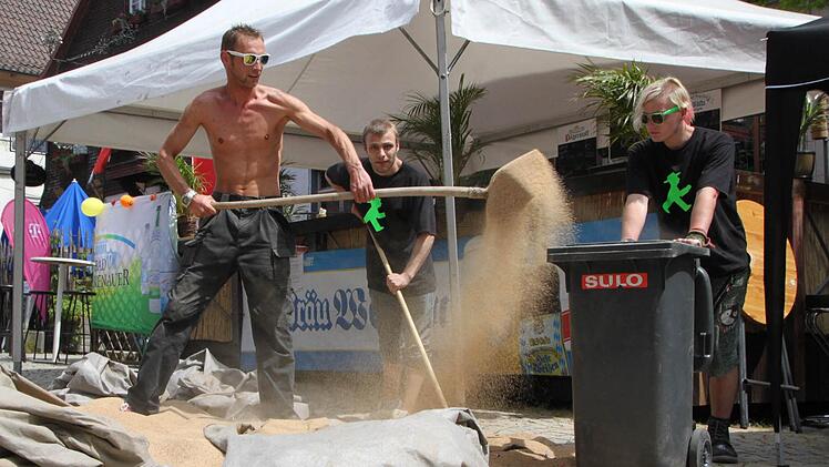Kehraus nach dem Fest: Alexander Walther (Mitte) hat in der Altstadt ein Jugendprogramm der Superlative auf die Beine gestellt.  Foto: Ulrike Müller
