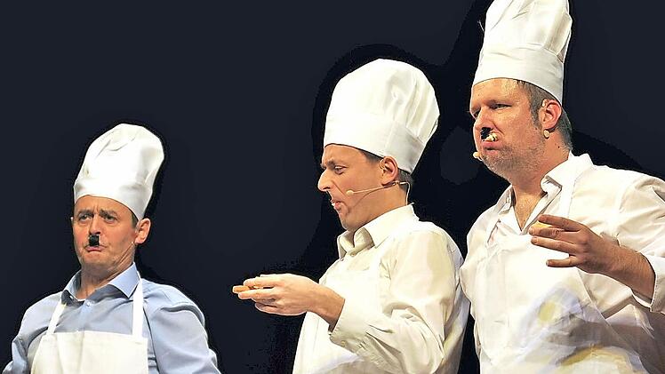 "Kochen mit Pegida, den patriotischen Essern gegen die Islamisierung des Abendbrots" ist nur eine der vielen Nummern im TBC-Jahresrückblick 2015, mit denen Georg Koeniger, Florian Hoffmann und Michael A. Tomis (von links) ihr Publikum in Coburg begeistern wollen.  Foto: CT-Archiv / Ulrike Langer