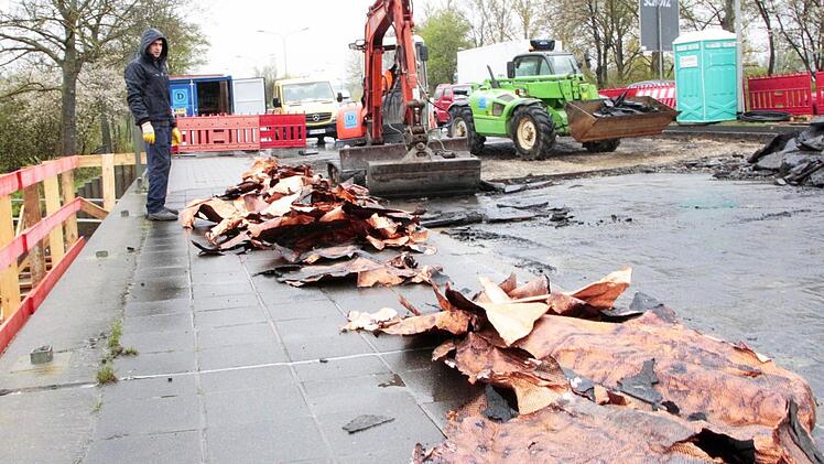 Im Moment wird der Überbau der Brücken komplett abgeräumt.  Foto: Josef Hofbauer