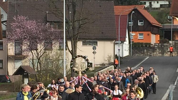 Zug durch das alte Dorf Wildflecken. Foto: Regina Rinke