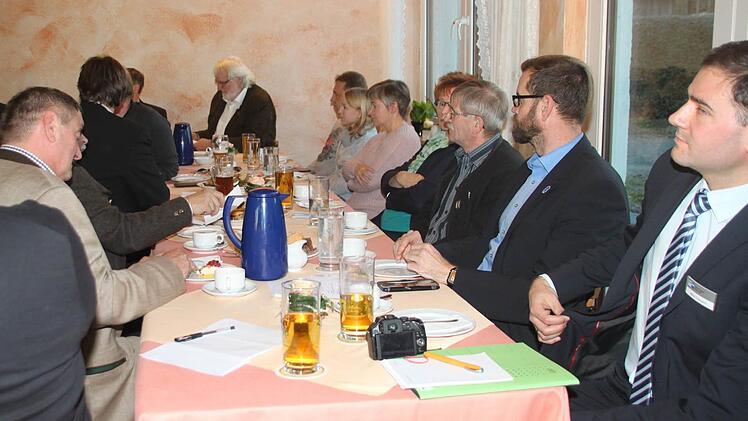 Beim Treffen in Oberzettlitz lassen die Gastwirte Dampf ab. Foto: Stephan Tiroch