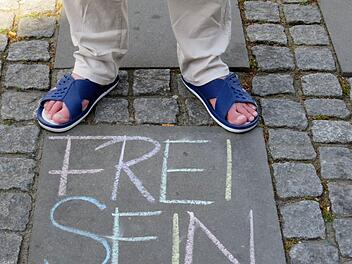 Noch in den Gefängnislatschen stößt Wilfried Hofmann in Hamburg auf diese Straßenmalerei.privat