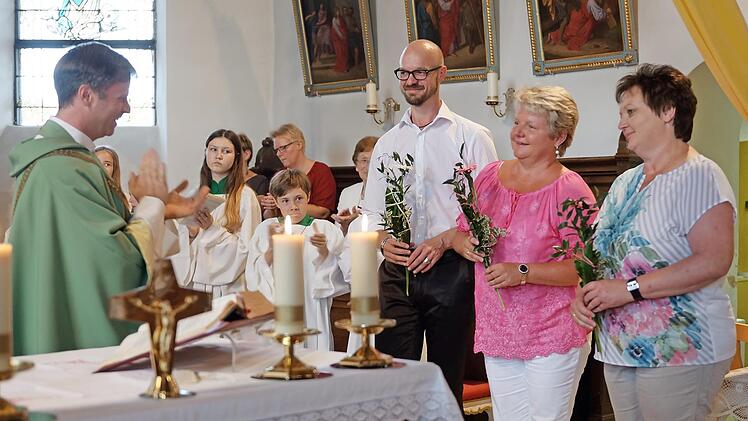 Pfarrer Matthias Steffel begrüßt das neue Mesnerteam mit (von links) Elmar Eichhorn, Elke Weber und Monika Geyer.  Fotos: p