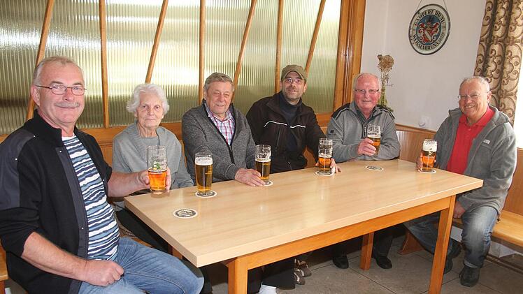Zum Abschied setzte sich Sieglinde Nützel  mit an den Stammtisch: Werner Hohlweg, Franz Lamnek, Michael Zapf,  Dieter Oertel  und Hermann Geier sind  jetzt  heimatlos. Foto: Sonny Adam