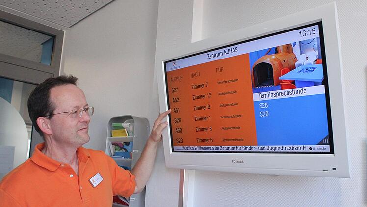 Kinderarzt Christian Rein hatte die Idee, ein Ticketsystem für Patienten  einzuführen, das durch Monitore einsehbar ist.Jutta Rudel
