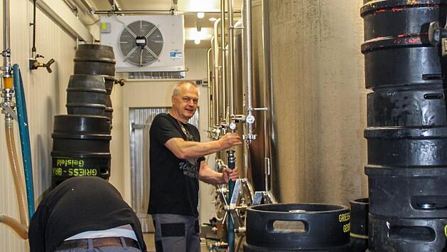 Braumeister Peter Griess (im Hintergrund) und Schwiegersohn Fabian Skaggs f&uuml;llen Bier f&uuml;r italienische Kunden ab. Foto: Stefan F&ouml;&szlig;el