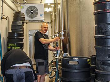 Braumeister Peter Griess (im Hintergrund) und Schwiegersohn Fabian Skaggs füllen Bier für italienische Kunden ab. Foto: Stefan Fößel