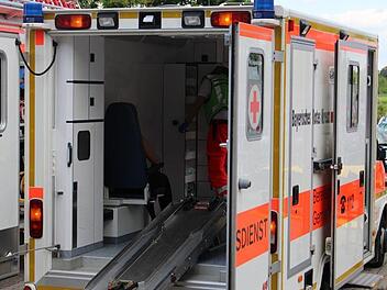 Nach einem schweren Verkehrsunfall im Landkreis W&uuml;rzburg mussten zwei M&auml;nner ins Krankenhaus gebracht werden. Ein Fahrer verletzte sich bei dem Frontalzusammensto&szlig; schwer.  Symbolfoto: pixabay.com/DerManuW