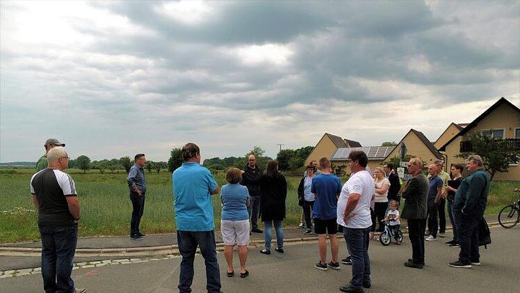 Gefährliche Kreuzung: Nainsdorfer Bürger schildern beim Ortstermin das Problem.
