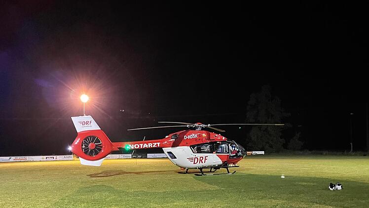 Auf dem Sportplatz landete der Hubschrauber, auch die Zeitlofser Feuerwehr half an der Unglücksstelle. Foto: Matthias Hauke/Feuerwehr Zeitlofs