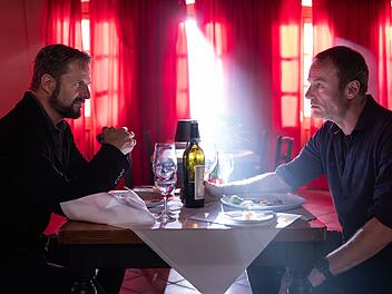 Lukas Geier (Philipp Hochmair, links) und Roland B&uuml;ttner (Mark Waschke) beschnuppern sich. Will Mafia-Killer B&uuml;ttner tats&auml;chlich auspacken und ins Zeugenschutzprogramm?