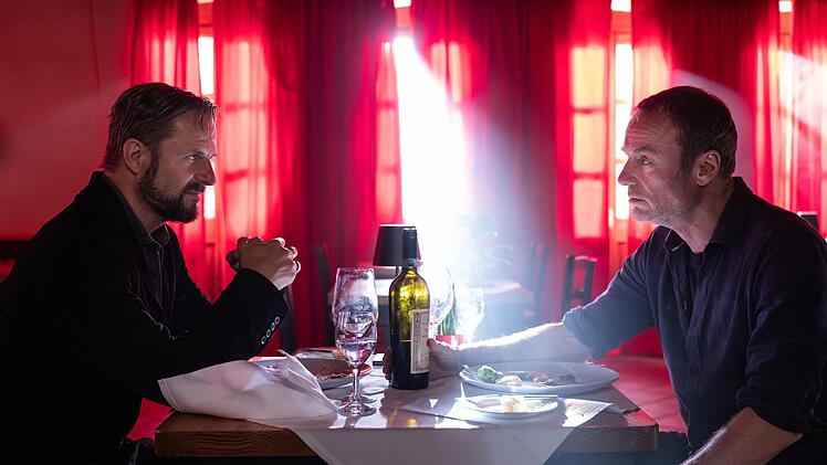 Lukas Geier (Philipp Hochmair, links) und Roland Büttner (Mark Waschke) beschnuppern sich. Will Mafia-Killer Büttner tatsächlich auspacken und ins Zeugenschutzprogramm?